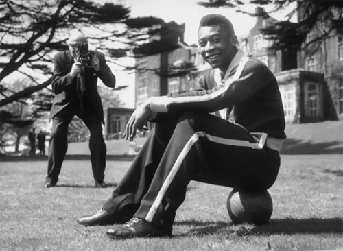 Cuộc đời và sự nghiệp lẫy lừng của “Vua bóng đá” Pele qua những bức ảnh